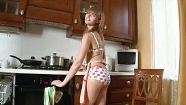 Солодка дівчина випробовує гарячий оргазм на член