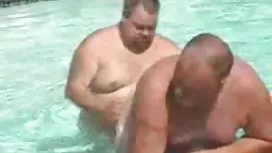 Дві пухкі блядки працюють жорсткий півень