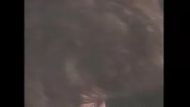 Своєрідна дівчина, поставлена ​​на сцені