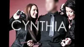 Мама викривлена ​​фіксарем під столом