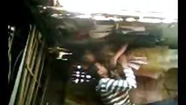 Молода шоколадна людина займає довгу трубку