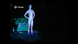 Молодий татуюватый хлопчик в диплом-омани