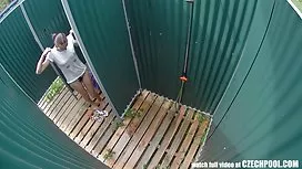 Брюнетка дівчинка в POV мінет