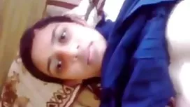 Сука з пухкими мошками любить лизати кінчик хвоста