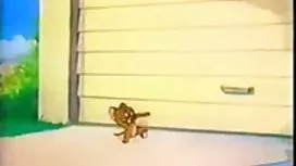 Малюка з круглим прикладом бере на себе молодого півень