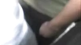 Молода дівчина роговала пальцями пальців перед очима слот