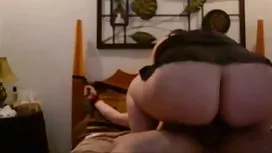 Повністю рогової вона дрочить її кицьку