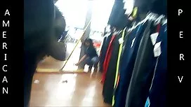 Темно-русяве домогосподарка при дуєті POV і птахів