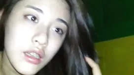 Brunette Brillengirl їде на диван
