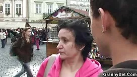 Сексуальна дитина трахає біля басейну з фаллоімітатором