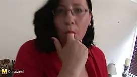 Brunette Brillengirl тягне ломбарда за додаткові гроші