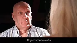 Чорна сука пальцями отвору