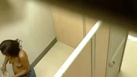 Підліток з роговими кривими наповнює отвір