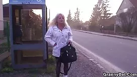 Брюнетка з величезною ослою трахкала в розетці