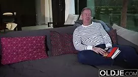 Зрілий фітстер для немовляти з рогової сиськи на кицьку сесії