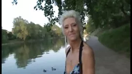 Моряк трахкає її на кроваттю безхмарною м'якою