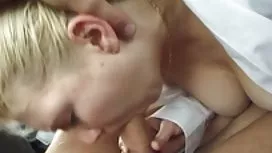 Він бадьорить блондинку свого чорного гіганта в роті