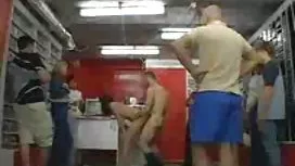 Аматорська повія мастурбує півень