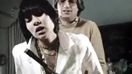 Один з підлітків отримує страпон