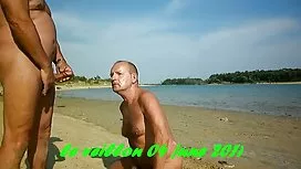 Молода Ебоні їде білим півень