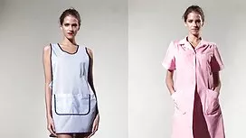 Блондинка дівчина мастурбує у ванні